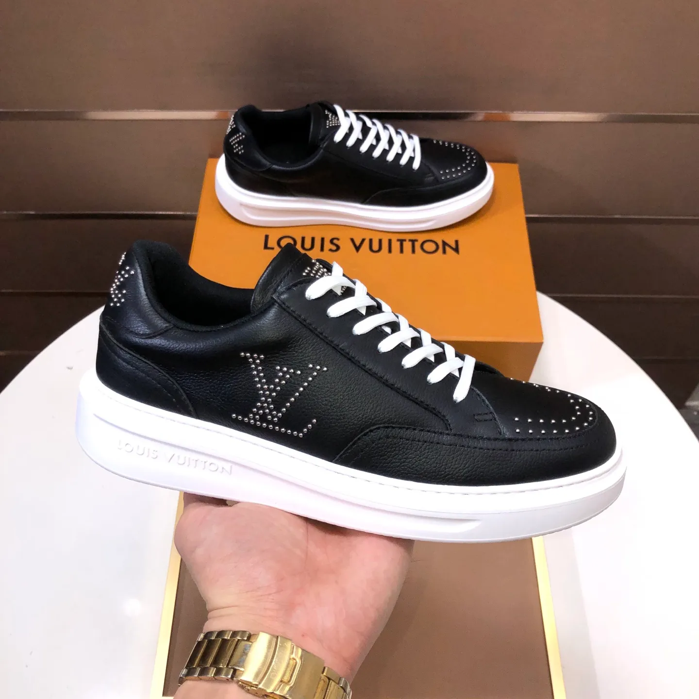 Factory batch 640💰original development, quality shipment, welcome to compare - LV sneaker series sports shoes introduce the loose silhouette of the ready-to-wear series into the spring and summer men's wear shows and make an eye-catching appearance. The cow leather upper is combined with rough fabric laces, and colorful beading highlights the brand's classic elements. LV letters mark the tongue and Monogram floral outsole. Mixed materials Made of top-grain cowhide, thick shoelace design, large Monogram print on the side, mesh lining and cotton feet, the comfort is as extreme as ever, premium heritage, quality first, worth owning! Size: Men’s 38-45 (45 is custom-made and cannot be returned or exchanged)